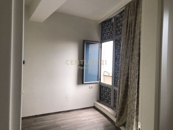 Tirane, jepet me qera zyre , Kati 2, 85 m² 550 € (Rruga e Kavajes)