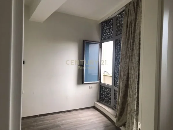 Tirane, jepet me qera zyre , Kati 2, 85 m² 550 € (Rruga e Kavajes)