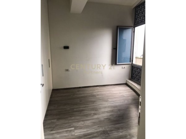 Tirane, jepet me qera zyre , Kati 2, 85 m² 550 € (Rruga e Kavajes)