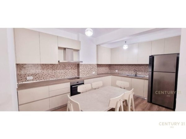 Tirane, jepet me qera apartament 2+1, Kati 4, 110 m² 700 € (Rruga Selite e Vjeter, Kopshti Botanik Zoologjik)