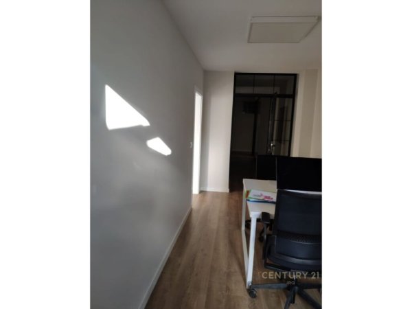 Tirane, jepet me qera zyre , Kati 2, 108 m² 1,250 € (Blloku, Ish Blloku)