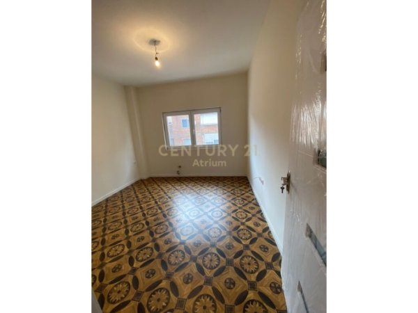 Tirane, jepet me qera ambjent biznesi , Kati 3, 106 m² 800 € (Rruga e Kavajës)