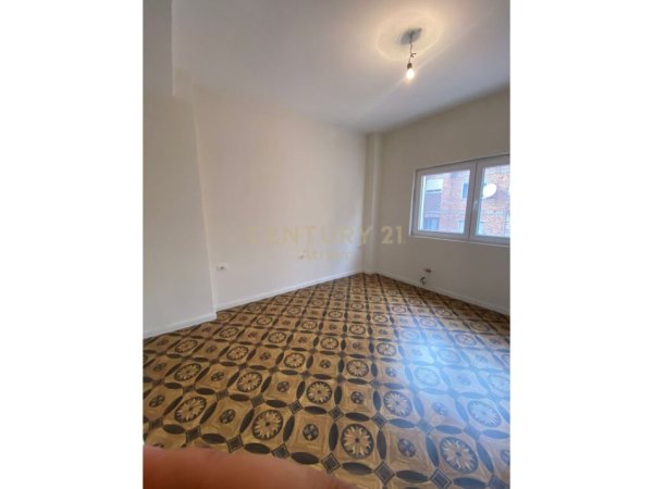 Tirane, jepet me qera ambjent biznesi , Kati 3, 106 m² 800 € (Rruga e Kavajës)