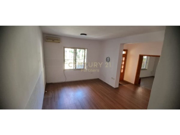 Tirane, jepet me qera apartament 4+1+Ballkon, Kati 1, 120 m² 1,000 € (21 Dhjetori)