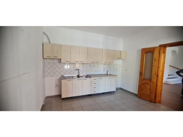 Tirane, jepet me qera apartament 4+1+Ballkon, Kati 1, 120 m² 1,000 € (21 Dhjetori)