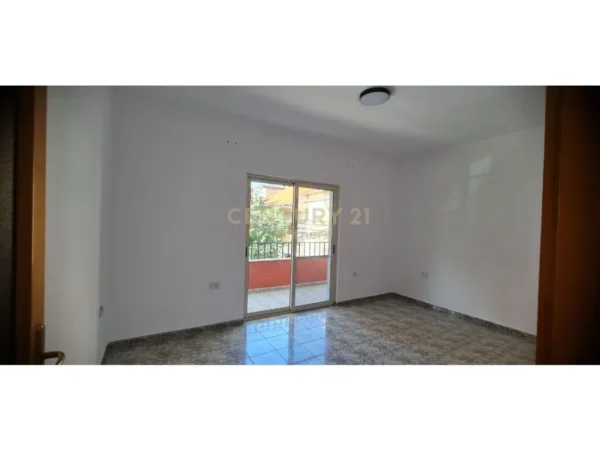 Tirane, jepet me qera apartament 4+1+Ballkon, Kati 1, 120 m² 1,000 € (21 Dhjetori)