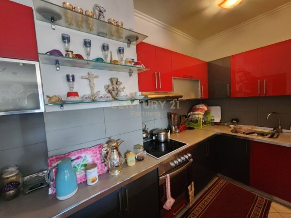 Tirane, shitet apartament 3+1+Ballkon, Kati 7, 145 m² 125,000 € (Kombinat)