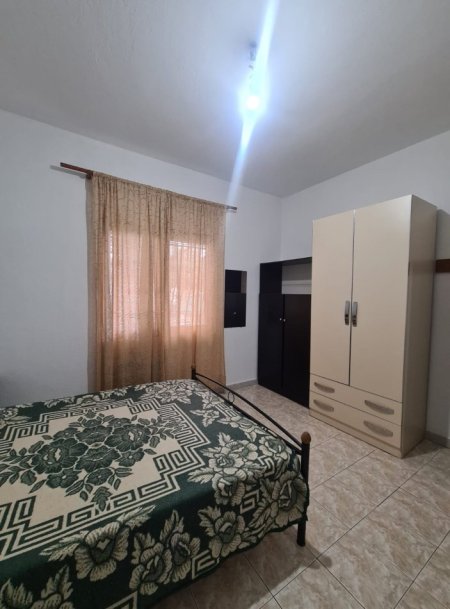 Tirane, jepet me qera Vile 1+1, Kati 1, 60 m² (Tek Shinat e Trenit)