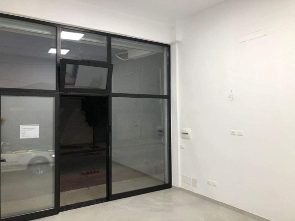 Tirane, jepet me qera dyqan , , 21 m² 550 € (4 Deshmoret)