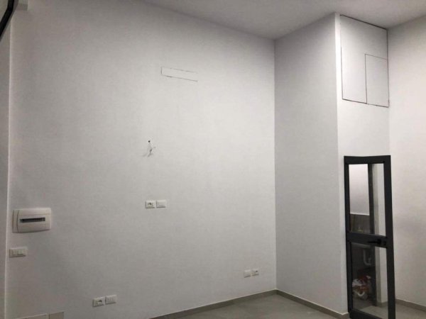 Tirane, jepet me qera dyqan , , 21 m² 550 € (4 Deshmoret)