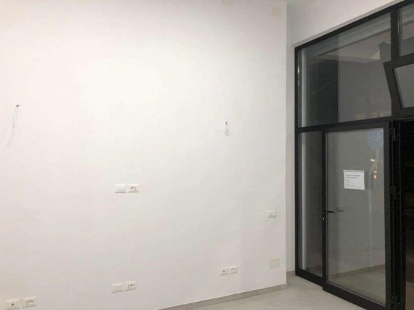 Tirane, jepet me qera dyqan , , 21 m² 550 € (4 Deshmoret)