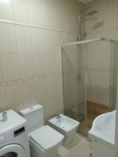 Tirane, jepet me qera apartament 1+1+Ballkon, Kati 2, 75 m² 550 € 