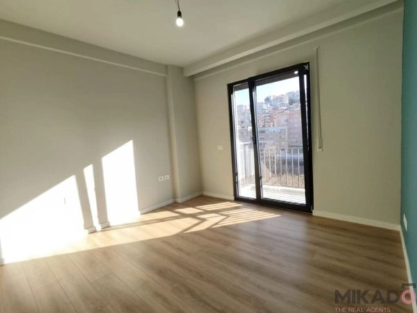 Tirane, jepet me qera 2+1, , 94 m² 700 € 