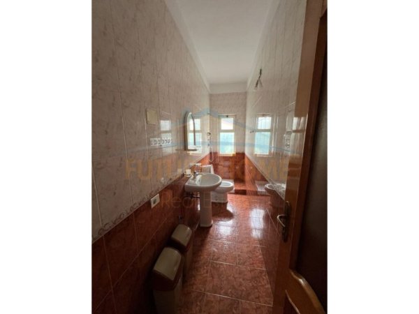 Tirane, jap me qera Vile 5+1, Kati 2, 145 m² 1,000 € (kongresi i lushnjes)