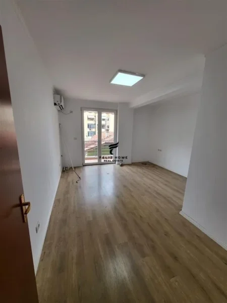 Tirane, jepet me qera zyre , Kati 2, 100 m² 600 € (21 DHJETORI)