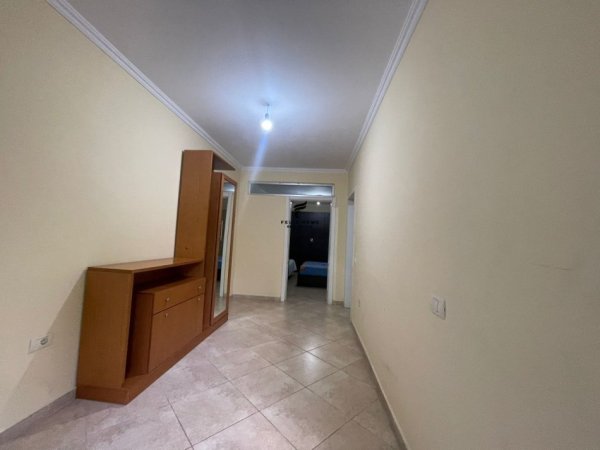 Tirane, jepet me qera apartament 1+1, Kati 1, 120 m² 600 € (BRRYLI)