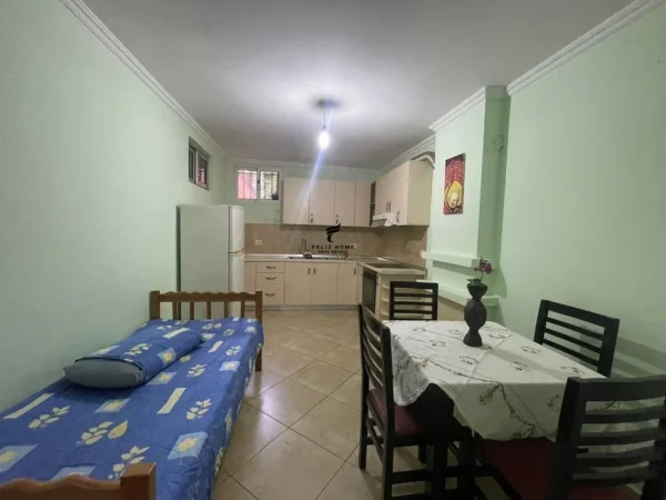 Tirane, jepet me qera apartament 1+1, Kati 1, 120 m² 600 € (BRRYLI)