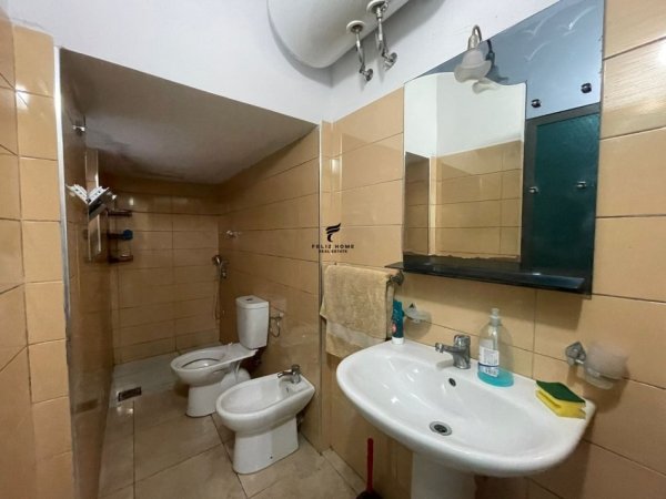 Tirane, jepet me qera apartament 1+1, Kati 1, 120 m² 600 € (BRRYLI)