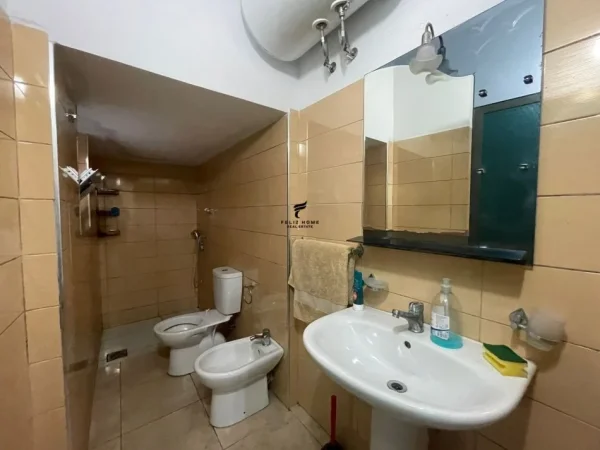 Tirane, jepet me qera apartament 1+1, Kati 1, 120 m² 600 € (BRRYLI)