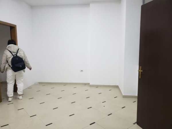 Tirane, jepet me qera ambjent biznesi , Kati 2, 90 m² 550 € (Bulevardi Gjergj Fishta Prane Gjykates faktit)