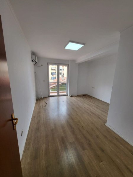 Tirane, jepet me qera zyre , Kati 2, 100 m² 600 € (MUHAMED GJOLLESHA)