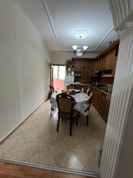 Tirane, jepet me qera apartament 3+1+Ballkon, Kati 1, 165 m² 800 € (Vilat Gjermane)