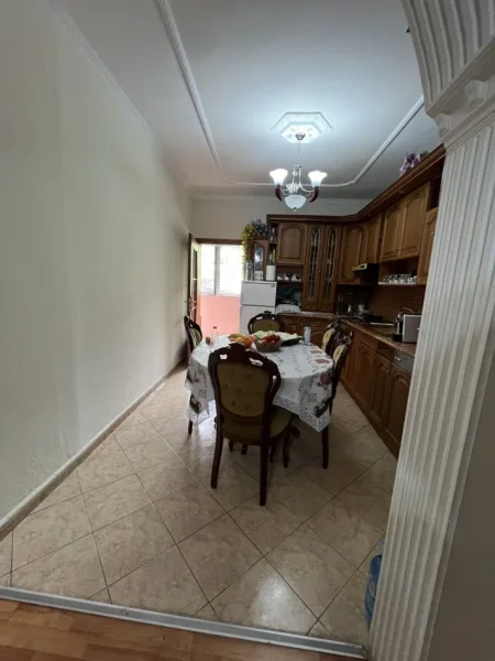 Tirane, jepet me qera apartament 3+1+Ballkon, Kati 1, 165 m² 800 € (Vilat Gjermane)