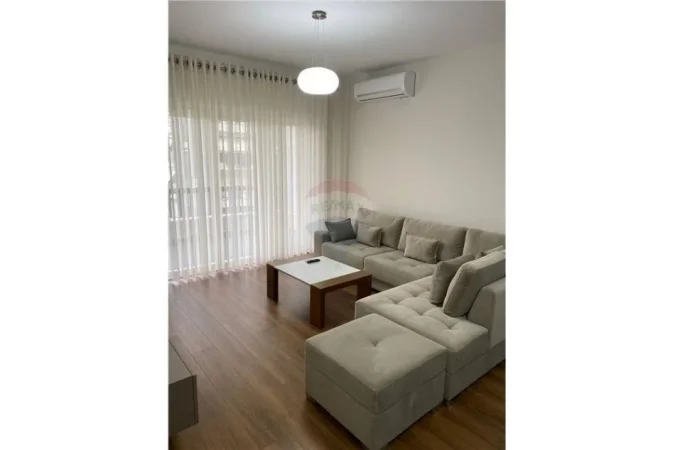 Tirane, jepet me qera apartament 1+1+Aneks+Ballkon, Kati 3, 67 m² 550 € (Ofrohet per qira apartament 1+1 tek fusha Ali Dem)