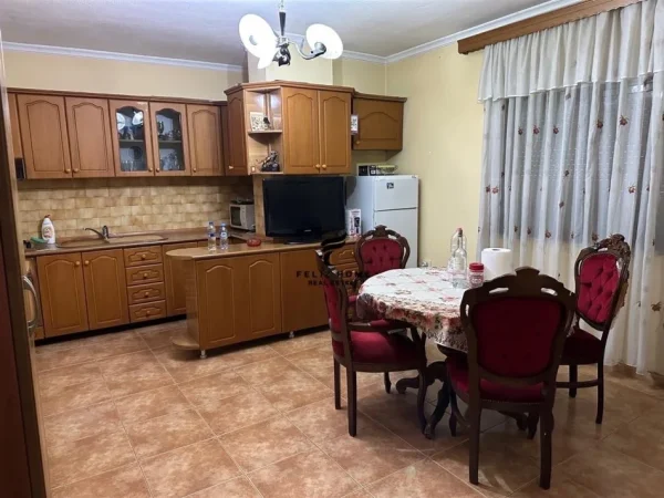 Tirane, shitet apartament 3+1, Kati 2, 300,000 € (BLLOKU)