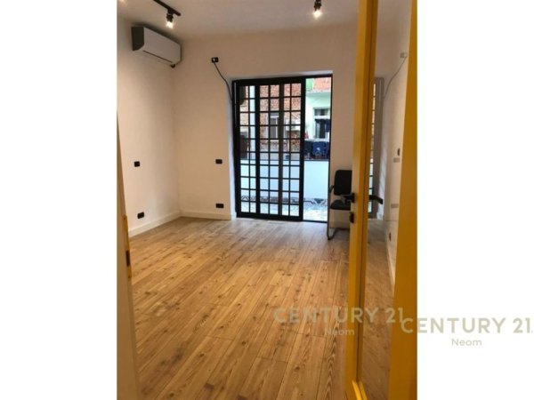 Tirane, jepet me qera 2+1, , 110 m² 1,000 € (Rruga e Durresit)