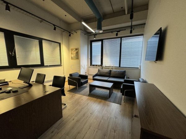 Tirane, jepet me qera zyre , Kati 2, 200 m² 1,500 € (Kashar)