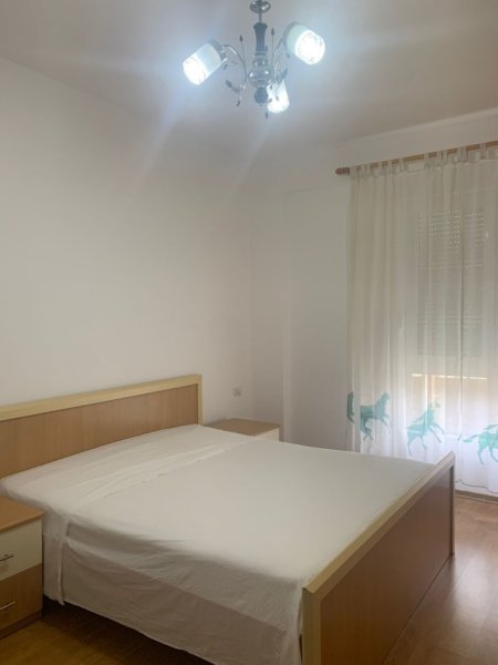 Tirane, jepet me qera apartament 2+1+Ballkon, Kati 2, 120 m² 400 € (Ish Parku)