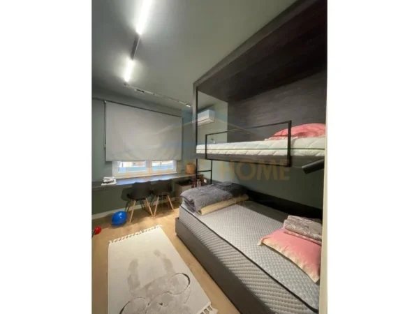 Tirane, jepet me qera apartament 2+1+Ballkon, Kati 4, 100 m² 800 € (kristal center)