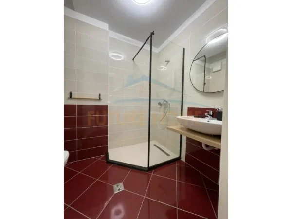 Tirane, jepet me qera apartament 2+1+Ballkon, Kati 4, 100 m² 800 € (kristal center)