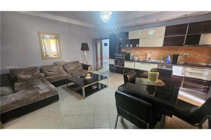 Tirane, jepet me qera 2+1, Kati 4, 100 m² 650 € (Bllok)