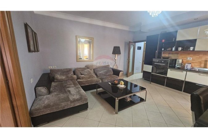 Tirane, jepet me qera 2+1, Kati 4, 100 m² 650 € (Bllok)