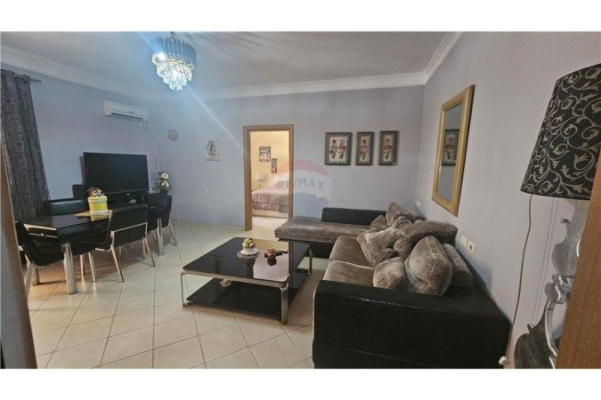 Tirane, jepet me qera 2+1, Kati 4, 100 m² 650 € (Bllok)