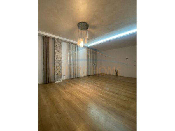 Tirane, jepet me qera ambjent biznesi , Kati 2, 102 m² 900 € (Komuna e Parisit)