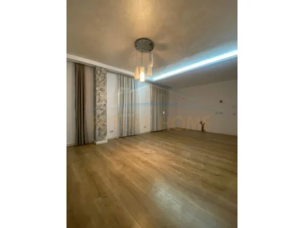 Tirane, jepet me qera ambjent biznesi , Kati 2, 102 m² 900 € (Komuna e Parisit)