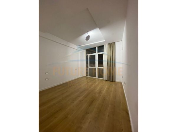 Tirane, jepet me qera ambjent biznesi , Kati 2, 102 m² 900 € (Komuna e Parisit)