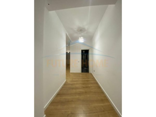 Tirane, jepet me qera ambjent biznesi , Kati 2, 102 m² 900 € (Komuna e Parisit)