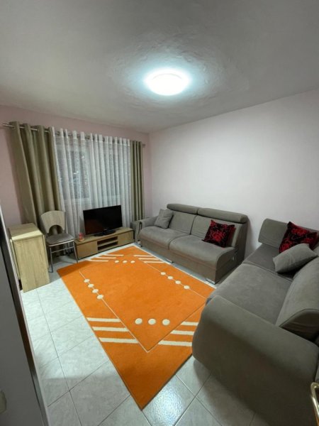 Tirane, jepet me qera apartament 1+1, Kati 1, 55 m² 350 € (Prane maternitetit te ri)