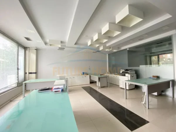 Tirane, jepet me qera ambjent biznesi , Kati 1, 141 m² 3,000 € (Bllok)