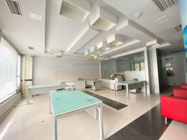 Tirane, jepet me qera ambjent biznesi , Kati 1, 141 m² 3,000 € (Bllok)