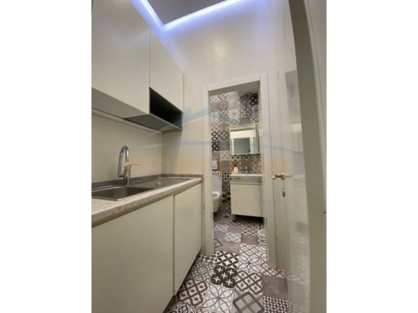 Tirane, jepet me qera ambjent biznesi , Kati 1, 141 m² 3,000 € (Bllok)