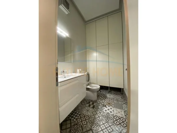 Tirane, jepet me qera ambjent biznesi , Kati 1, 141 m² 3,000 € (Bllok)