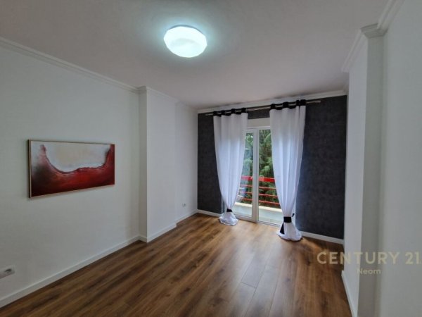 Tirane, shes apartament 2+1+Ballkon, , 260,000 € (Kompleksi Colombo 2, Liqeni i Thatë)