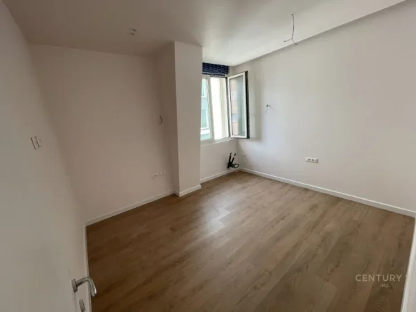 Tirane, jepet me qera lokal , Kati 3, 101 m² 1,200 € (Rruga e Elbasanit)