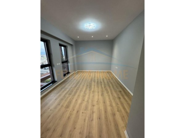 Tirane, jepet me qera apartament 2+1+Ballkon, Kati 12, 114 m² 1,200 € (21 Dhjetori)