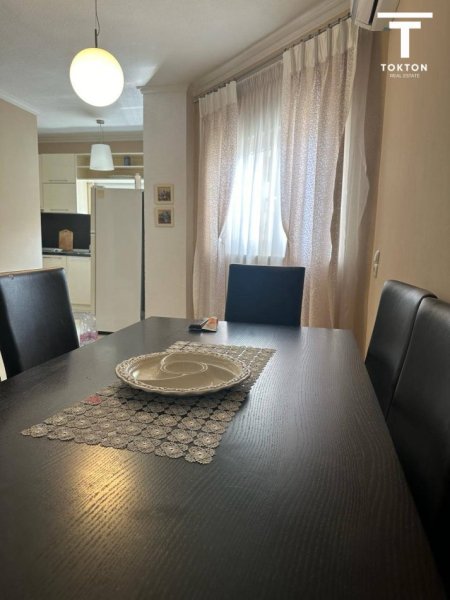 Tirane, jepet me qera apartament 3+1, Kati 2, 120 m² 1,000 € (Rruga e Kavajës), TT 860